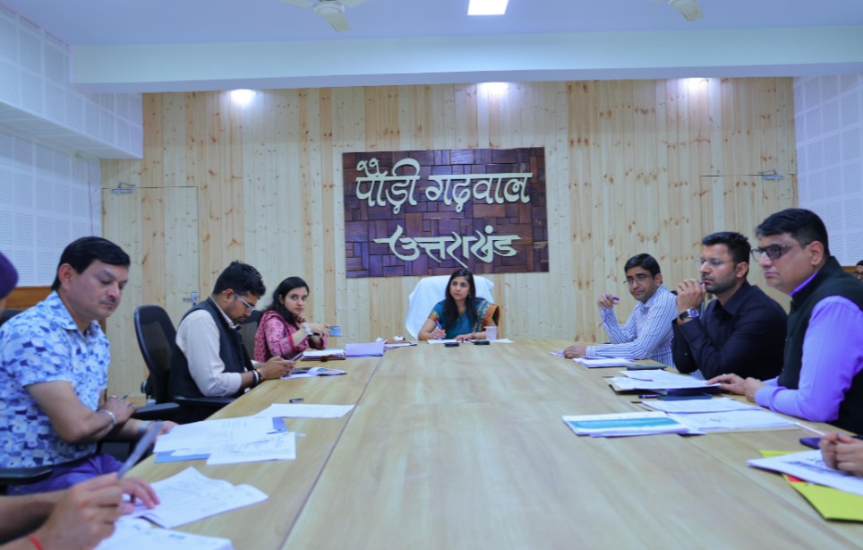 सड़क सुरक्षा में लापरवाही बर्दाश्त नहीं, सभी विभाग समन्वय के साथ करें कार्य- डीएम