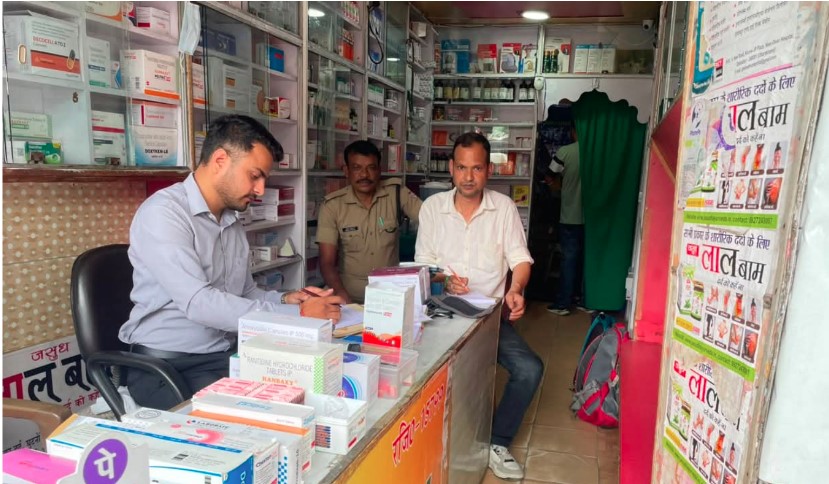 जिलाधिकारी के निर्देश पर लम्बगांव में औषधि प्रतिष्ठानों की जांच, अनियमितताओं पर कार्रवाई