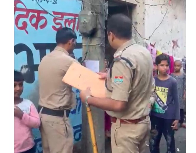जानलेवा हमले के अभियोग मे फरार अभियुक्त की संपत्ति कुर्की की उदघोषणा करने उसके घर पहुँची दून पुलिस