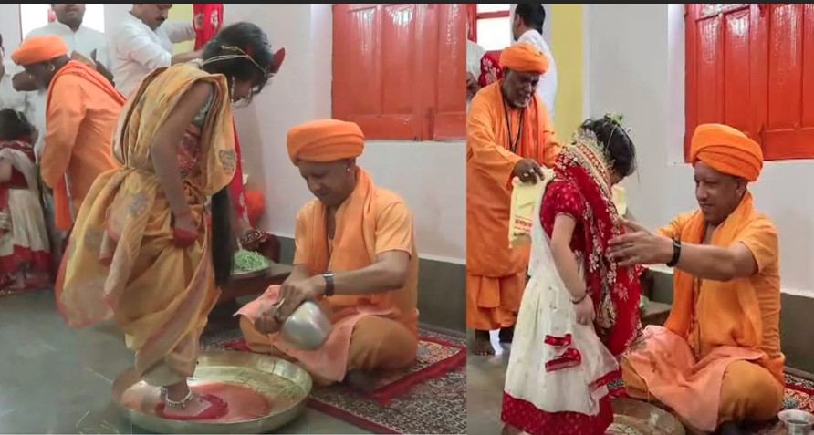 महानवमी पर गोरखनाथ मंदिर में उत्तर प्रदेश के मुख्यमंत्री योगी आदित्यनाथ ने किया कन्या पूजन